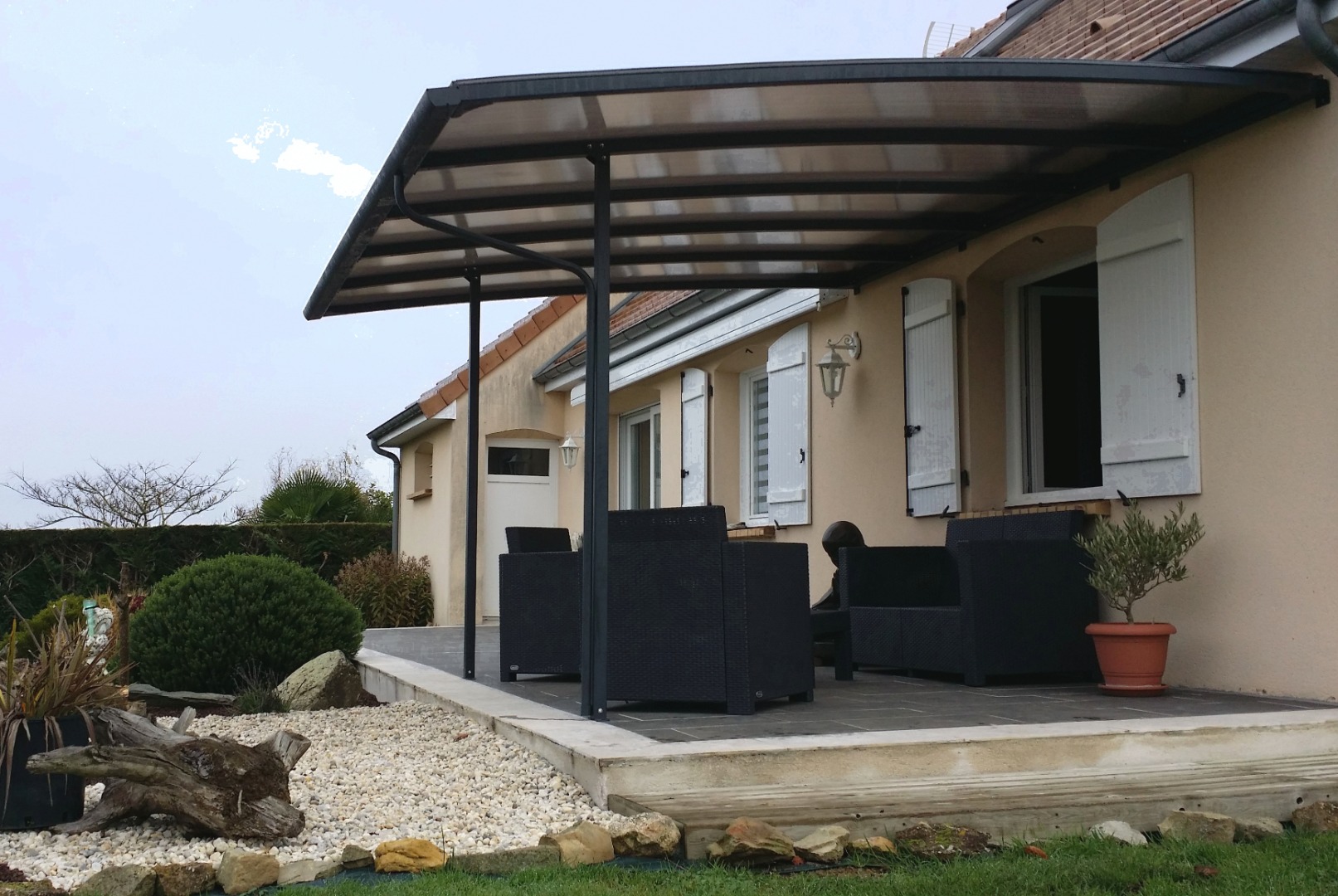 Pergola à toit fixe en polycarbonate