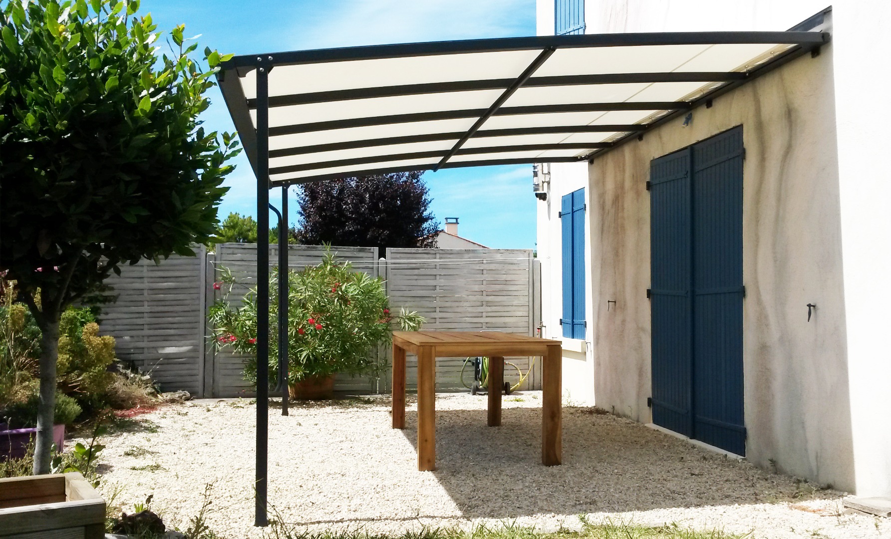 Pergolas à toit fixe en toile