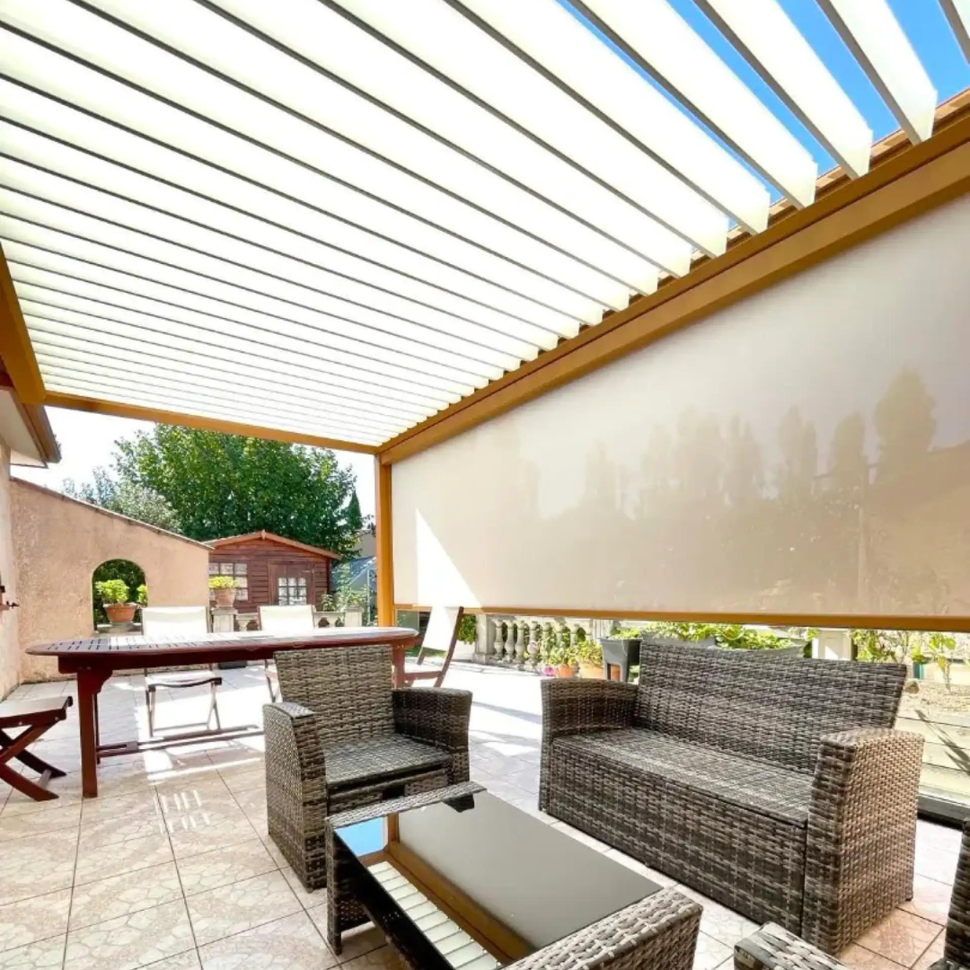 Pergola avec stores zip latéraux