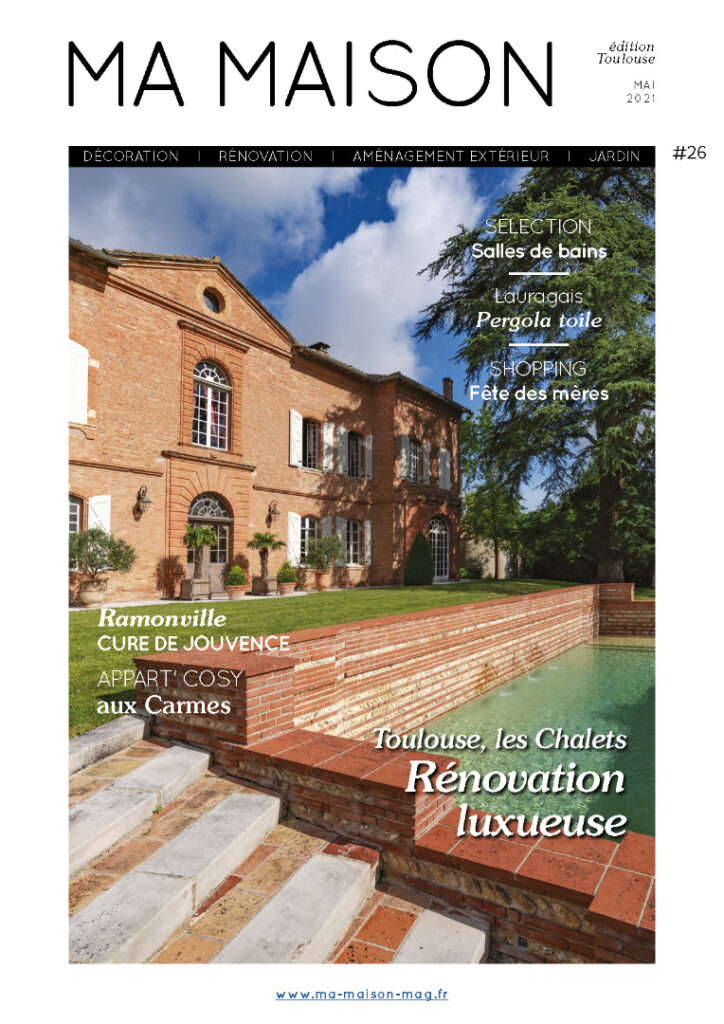 Couverture MA MAISON #26 MAI 2021. Grande maison brique, jardin, piscine. Articles rénovation luxe, salles de bains, décoration, aménagement.