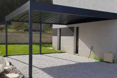 Pergola attenante moderne alu gris sur terrasse gravier près maison jardin