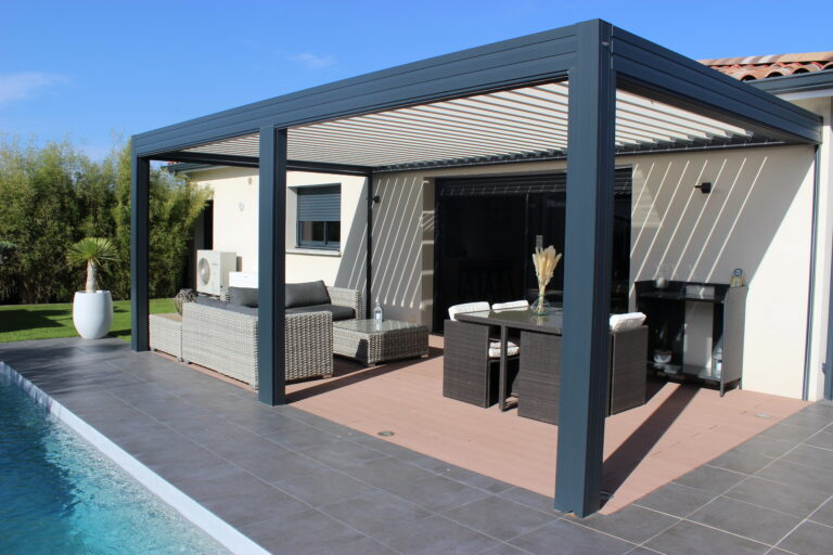 Patio moderne avec piscine, pergola bioclimatique anthracite, salon de jardin gris et salle à manger sur deck bois. Ombre portée.