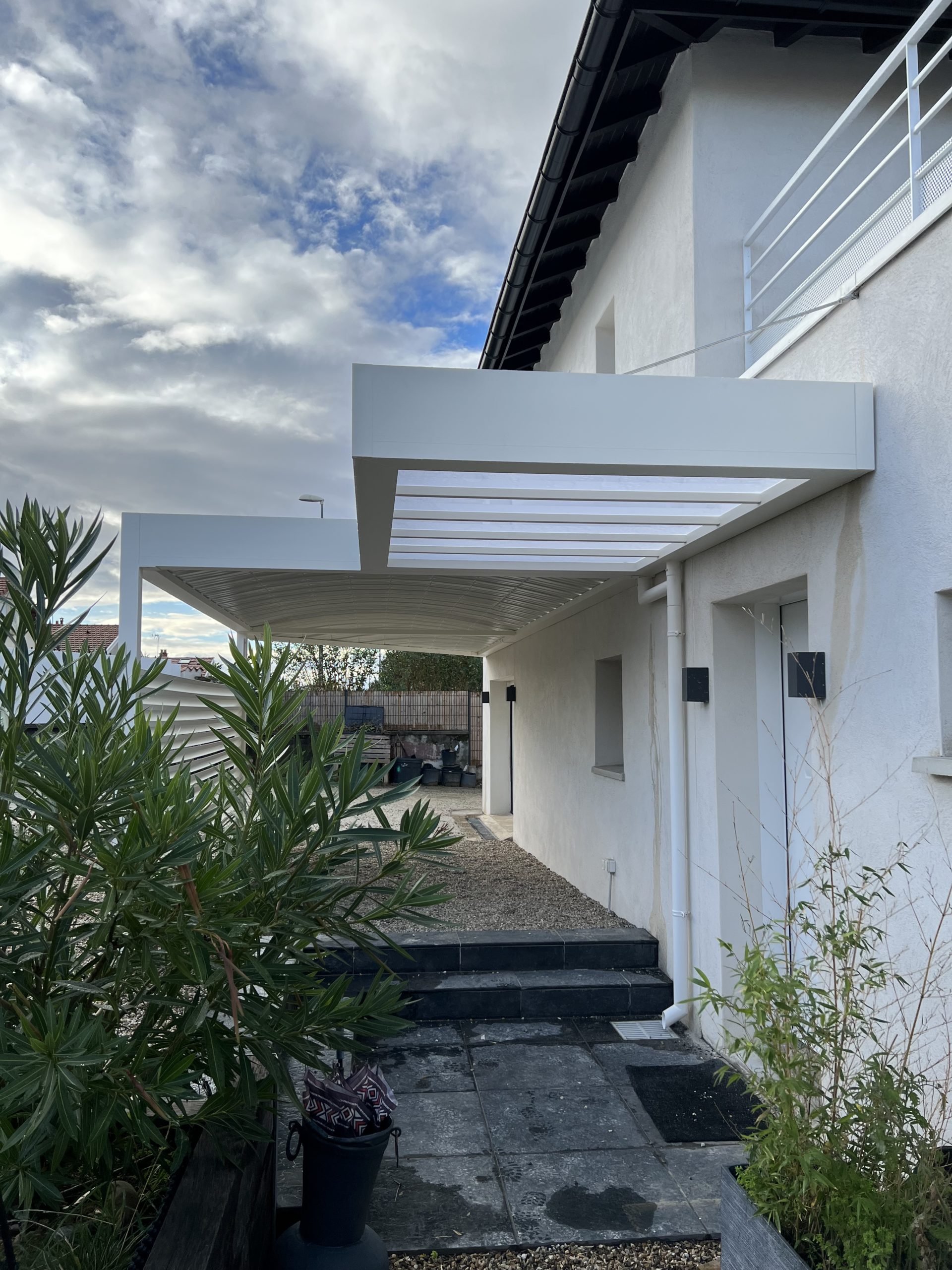 Marquise-a-toit-plat-blanche