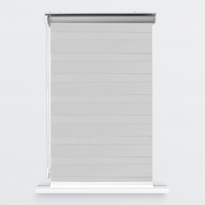 Store enrouleur jour nuit gris avec rayures horizontales opaques et transparentes sur une fenêtre blanche.