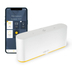 App Somfy "Ma maison" (Volets 2/7 ouverts, Portail Fermé, Lumières Off, Thermostat 21°) et box domotique blanche Somfy.