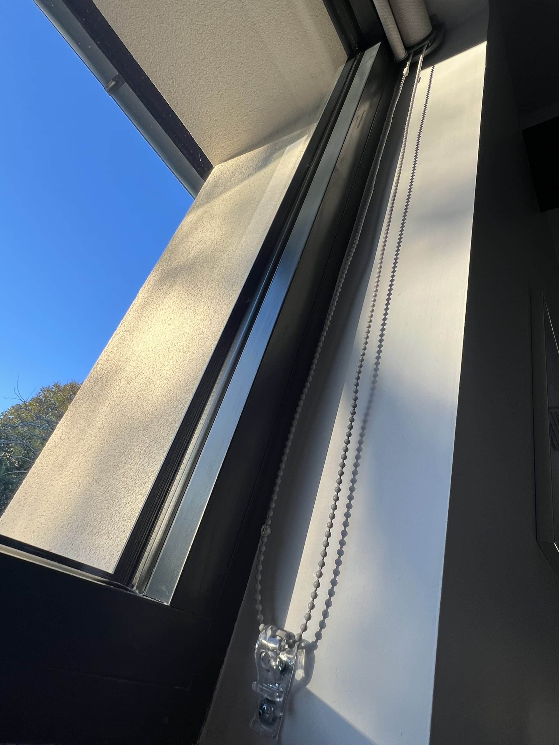 Zoom sur la manœuvre chainette d'un store enrouleur remonté.