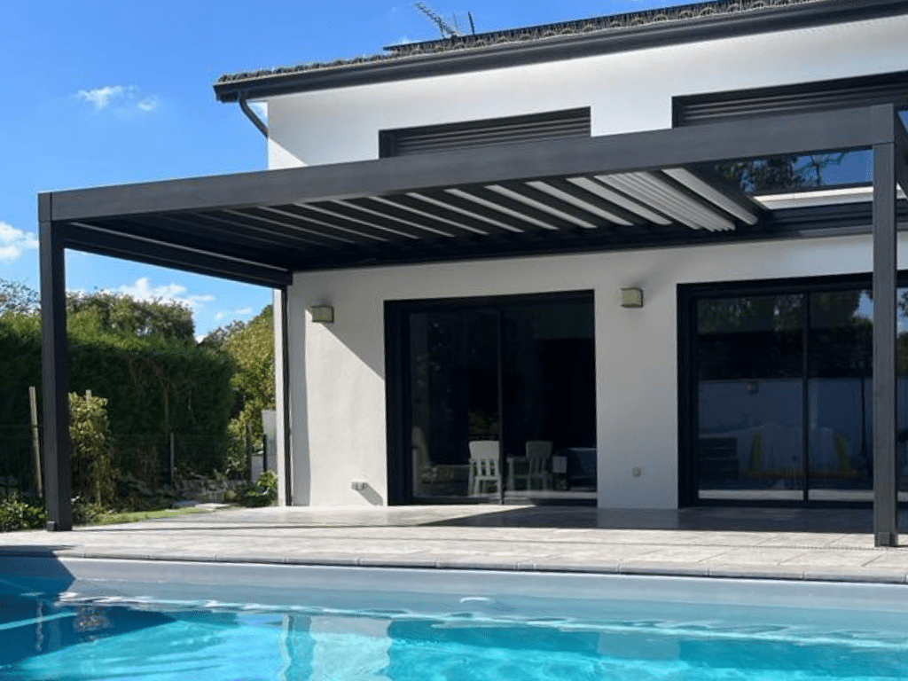 Pergola à toile rétractable blanche est structure gris anthracite, sur terrasse.