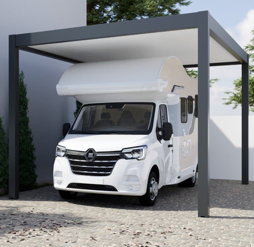 Camping-car blanc stationné sous un carport en aluminium gris anthracite.