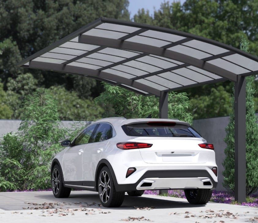 Carport papillon arqué en aluminium et toit en polycarbonate, sur deux pieds.
