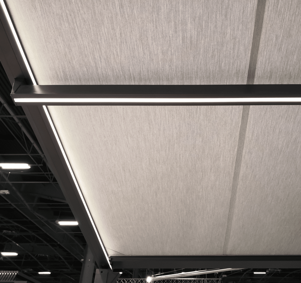 Pergola moderne avec toile beige et éclairage LED intégré dans la structure en aluminium noir.