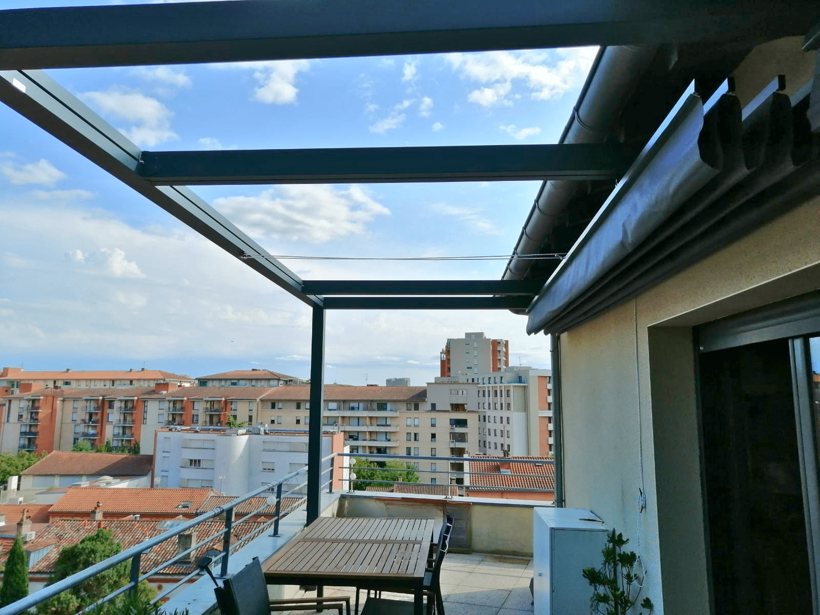 Terrasse urbaine avec pergola Vélum à toile rétractable sur mesure, sur terrasse de 10 mètres de long