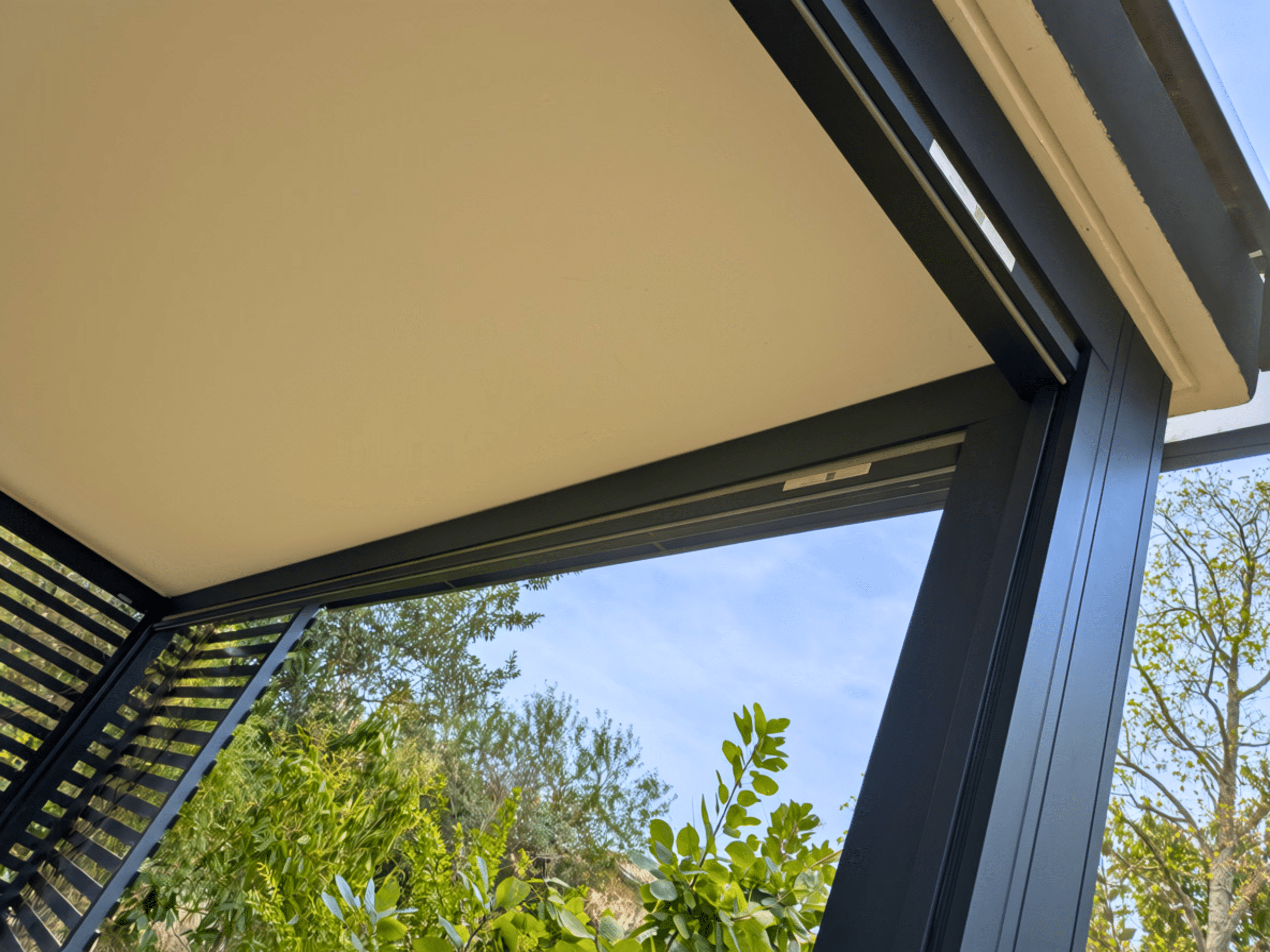 Implantation sur mesure de stores verticaux sur une terrasse et fixés au balcon supérieur